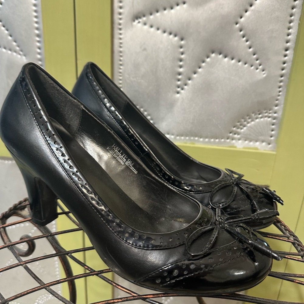 Sophisticated Black Heels with Classic Design